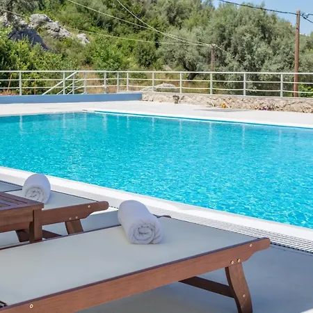 Alexa's & Elli's Swimming Pool 니키아나