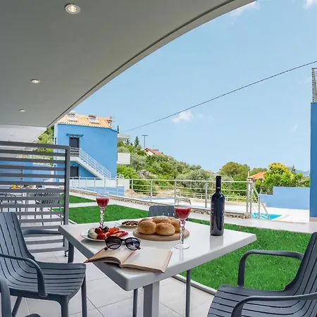 Alexa's & Elli's Swimming Pool Apartment