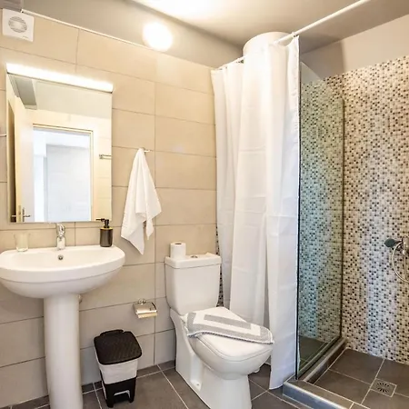 Alexa's & Elli's Swimming Pool Apartment Nikiana